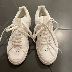 On Cloud Roger Clubhouse white leather sneakers. Women’s size 8.